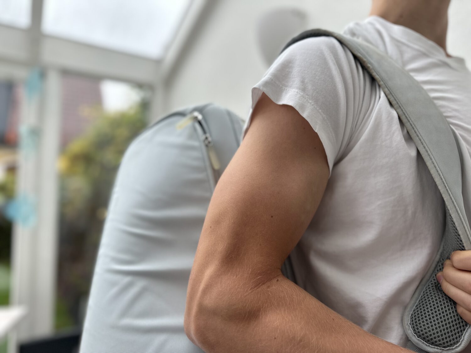 
Bizepssehne – Schmerzen in Schulter oder Oberarm richtig abklären. MRt Untersuchung. Bild von einem Tennisspieler, der eine graue Tennistasche über der Schulter trägt. man sieht den bizeps.