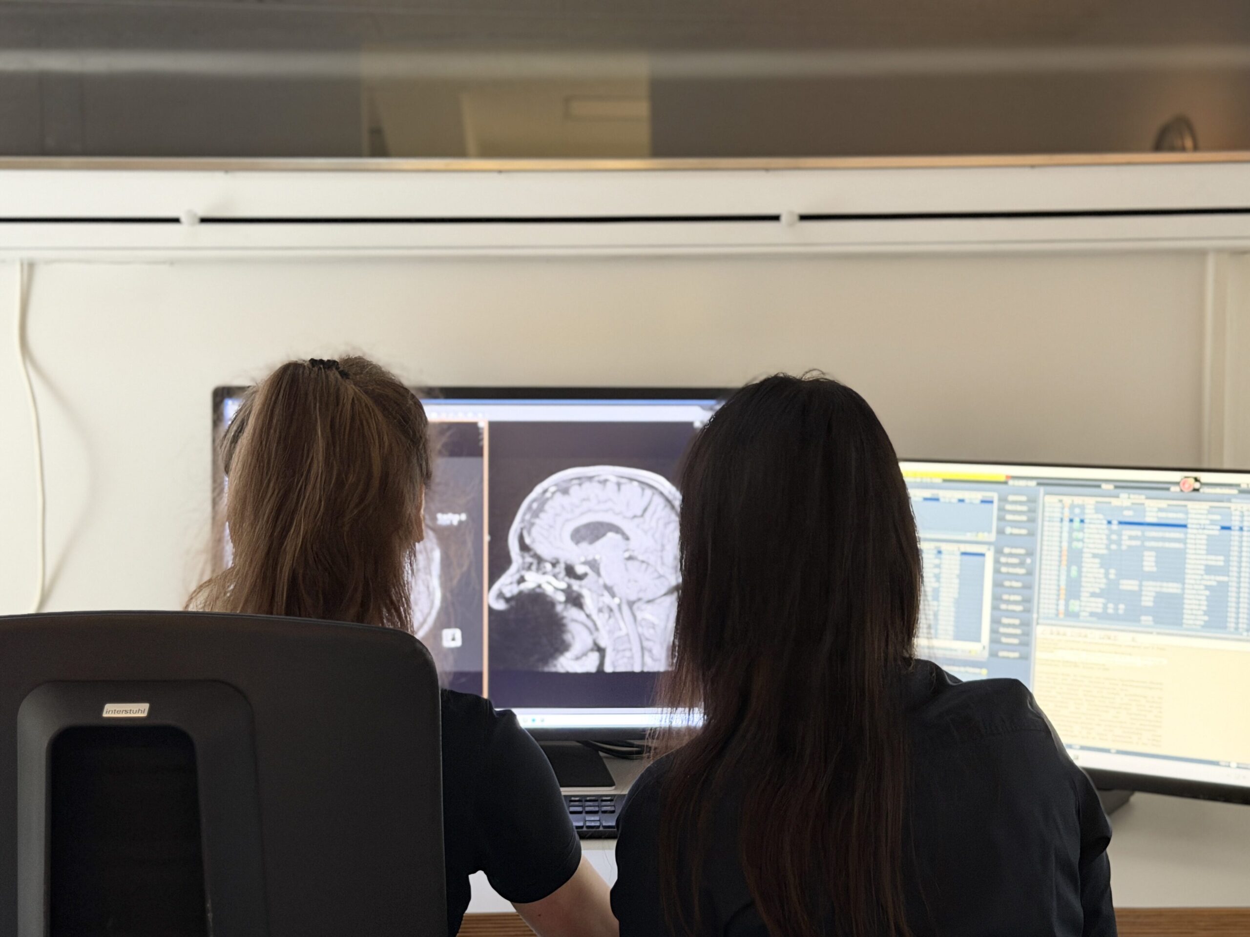 MRT Kopf und Hals – Präzise Diagnostik für Gehirn, Schädel und Kiefer. Besprechung des MRT mit einer ärztin der radiologie mühleninsel