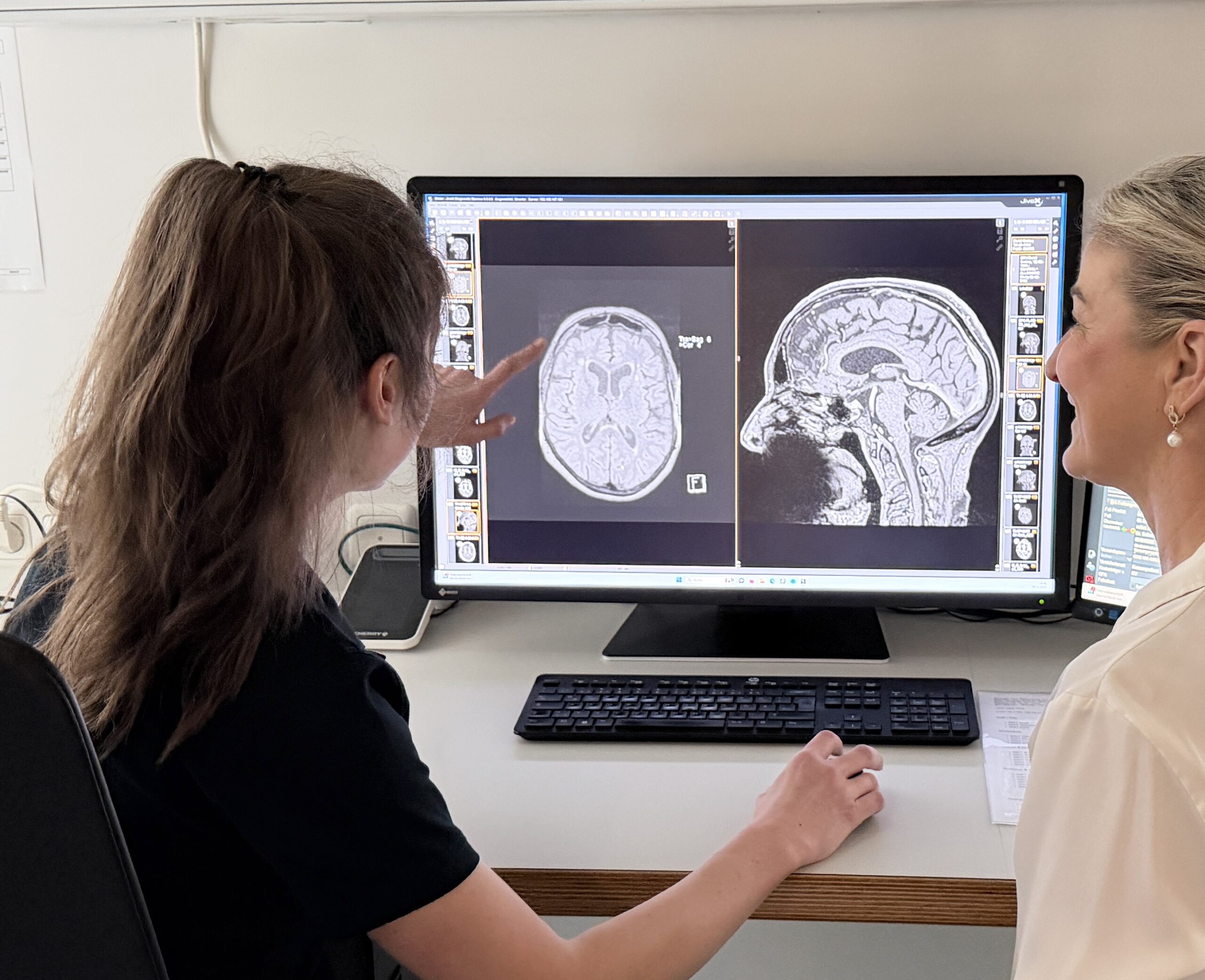 MRT Kopf und Hals –
Präzise Diagnostik für Gehirn, Schädel und Kiefer. Besprechung des MRT mit einer ärztin der radiologie mühleninsel