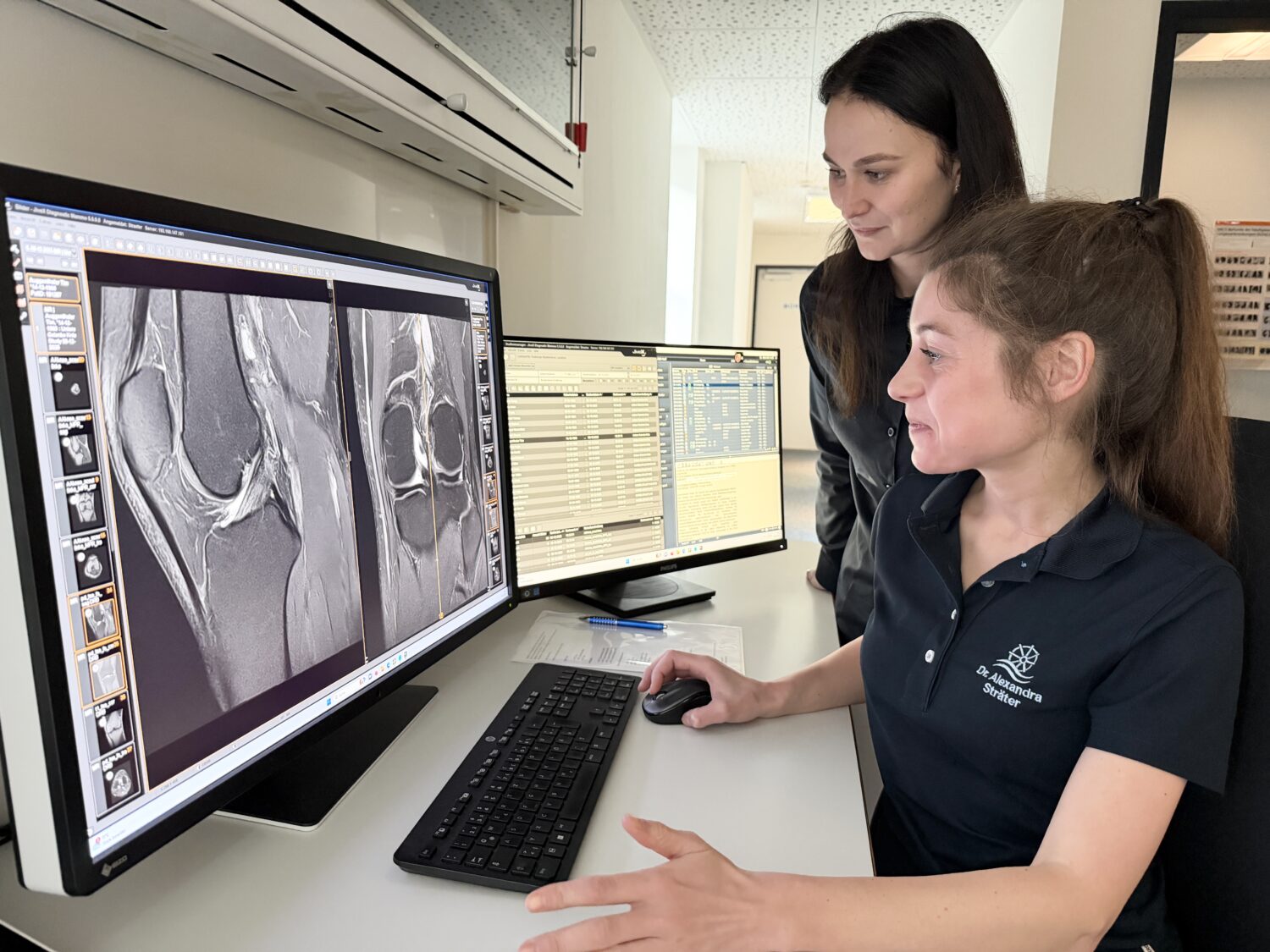 MRT Schulter in der Radiologie Mühleninsel. Befundbesprechung vor einem Computer mit Ärztin und Kollegin