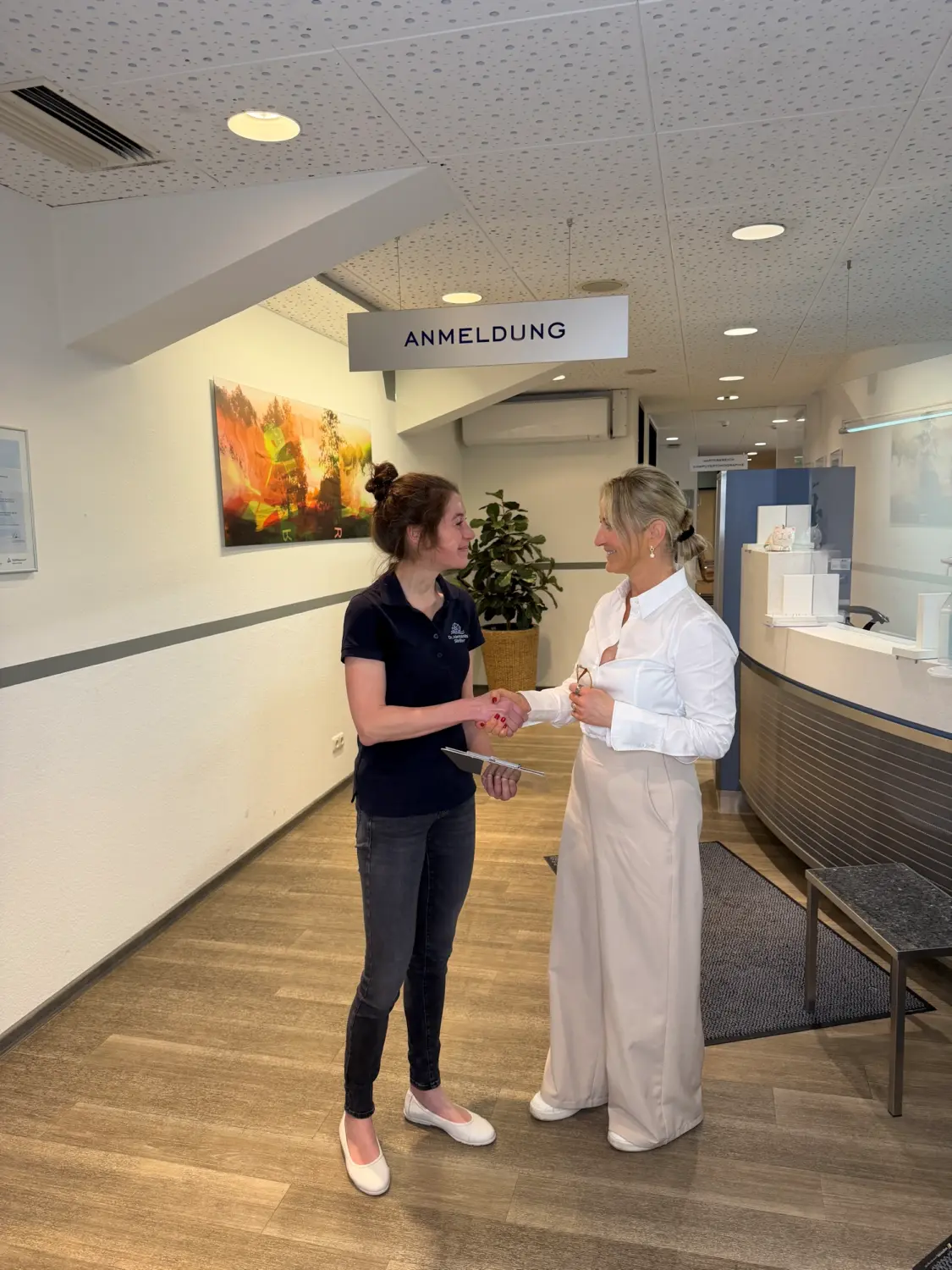 Radiologie Mühleninsel: Ärztin und Patentin an der Anmeldung. Herzliche Begrüßung in der Radiologie
