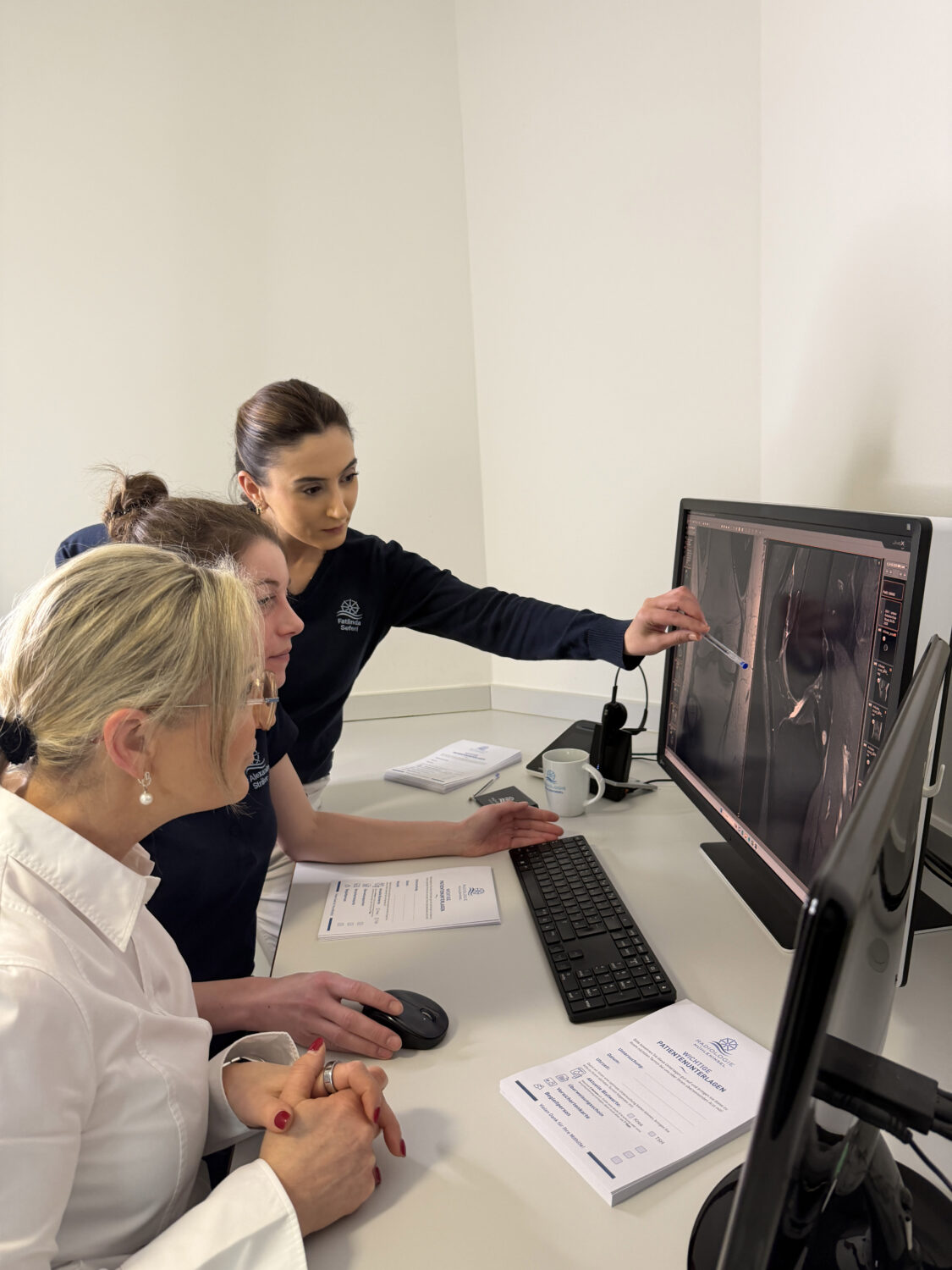 Radiologin analysiert MRT-Aufnahmen der Gelenke am Bildschirm in der Radiologie Mühleninsel zur präzisen Diagnostik von Knie, Schulter und anderen Gelenkbeschwerden