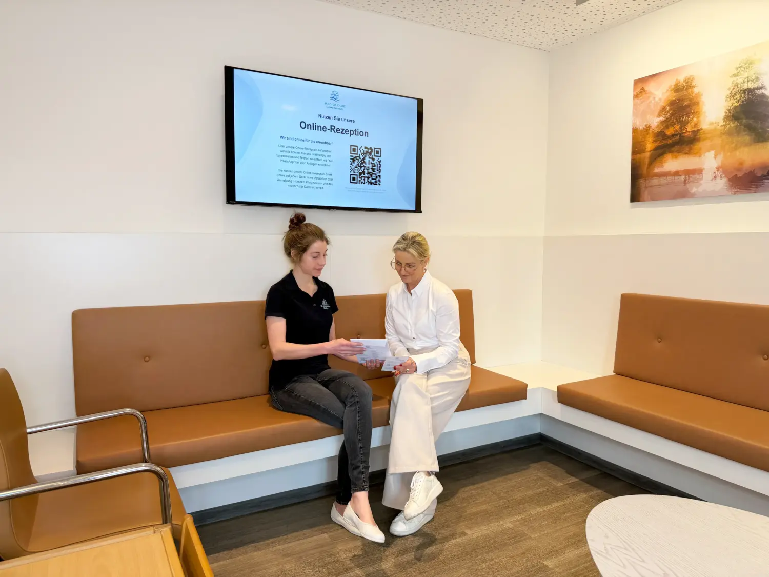 Radiologie Mühleninsel: eine patientin im Arztgespräch für die Die MR-Angiographie am Empfang ein. die Mr Angiographie ist eine spezielle MRT-Untersuchung, mit der sich die großen und peripheren Blutgefäße des Körpers hochauflösend darstellen lassen – ganz ohne Röntgenstrahlung. Sie hilft dabei, Gefäßverengungen, Aneurysmen und andere Durchblutungsstörungen frühzeitig zu erkennen und spielt eine wichtige Rolle bei der Diagnostik und Verlaufskontrolle von Gefäßerkrankungen.